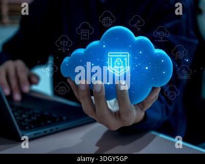 Concetto di sicurezza della tecnologia cloud con un'icona luminosa e sicura sul cloud blu 3d, che mostra protezione dei dati, privacy digitale e gestione dello storage Foto Stock