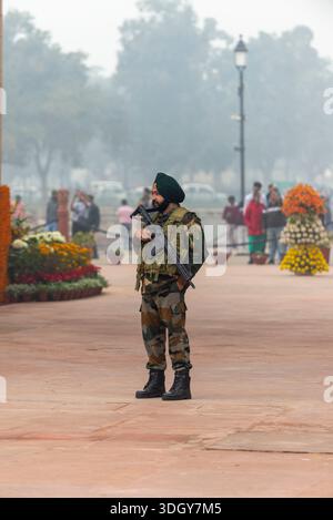 Soldato sikh in uniforme mimetica guardia in piedi con fucile vicino a India Gate, nuova Delhi, India, 29 gennaio 2024 Foto Stock