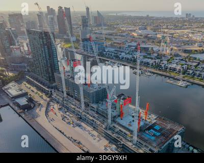 Melbourne, Victoria, Australia. 3 gennaio 2026. - Una vista aerea cattura un enorme cantiere sul lungomare, caratterizzato da numerose gru a torre attive Foto Stock