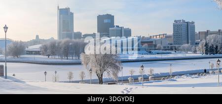 La città di Minsk è coperta di neve in inverno. Bielorussia Foto Stock