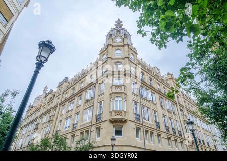 Architettura Belle Epoque e Torre dell'Orologio a San Sebastian, facciata in pietra arenaria, Spagna Foto Stock