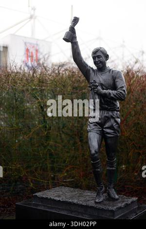 Statua del leggendario portiere dello Stoke City & England, Gordon Banks, fuori dallo stadio Bet365 di Stoke-on-Trent, Regno Unito Foto Stock