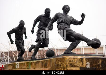 La scultura Sir Stanley Matthews Memorial degli artisti locali Julian Jeffrey, Carl Payne e Andy Edwards, fuori dallo stadio Bet365 di Stoke-on-Trent Foto Stock