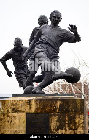La scultura Sir Stanley Matthews Memorial degli artisti locali Julian Jeffrey, Carl Payne e Andy Edwards, fuori dallo stadio Bet365 di Stoke-on-Trent Foto Stock