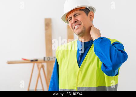 Uomo; operaio edile e dolore al collo per la ristrutturazione; progetto e stress con lesioni sul luogo di lavoro. Persona; ingegnere e costruttore con burnout; muscolo Foto Stock