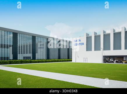 rendering 3d dell'edificio esterno del data center contro il cielo blu Foto Stock