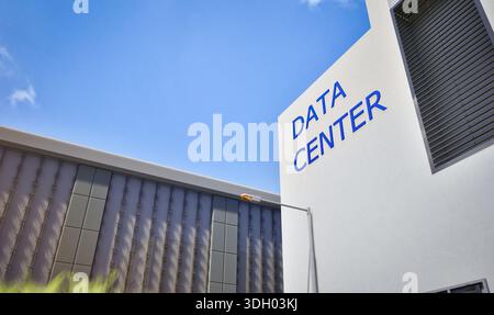 rendering 3d dell'edificio esterno del data center contro il cielo blu Foto Stock