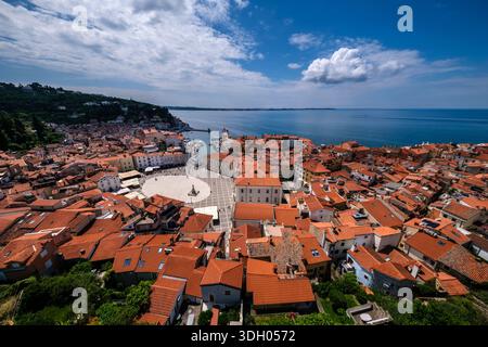 Vista elevata e grandangolare della città storica, di Piazza Tartini e del porto interno con la costa che si estende in lontananza. Foto Stock