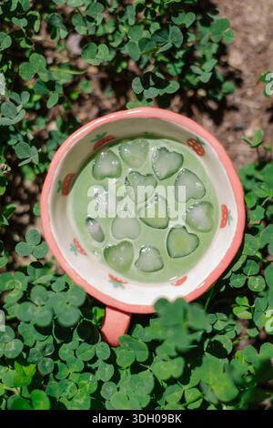 Latte matcha freddo con cubetti di ghiaccio a forma di cuore Foto Stock
