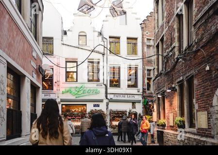 Pedoni che camminano lungo la stretta strada nel centro di Bruxelles Foto Stock