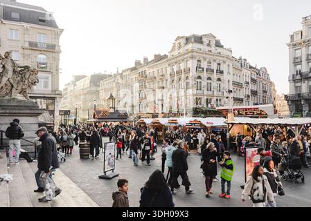Folle che camminano attraverso il mercato di Natale in Piazza della città di Bruxelles Foto Stock