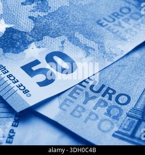 Vista ravvicinata e messa a fuoco bassa di banconote da 50 euro con mappa dell'europa in blu Foto Stock