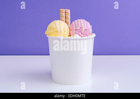 Analisi visiva dell'interazione fisica tra il gelato e i condimenti in una ciotola, s Foto Stock