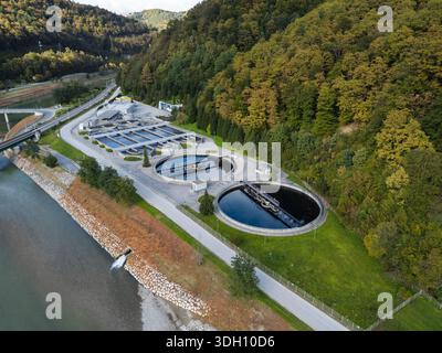 Vista aerea di un moderno impianto di trattamento e gestione delle acque reflue che mette in evidenza l'infrastruttura industriale all'interno di un paesaggio verde. Foto Stock