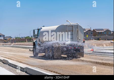 La macchina per innaffiare la strada. Costruzione di strade. Riparazione. Foto Stock