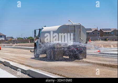 La macchina per innaffiare la strada. Costruzione di strade. Riparazione. Foto Stock
