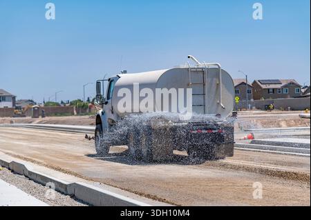 La macchina per innaffiare la strada. Costruzione di strade. Riparazione. Foto Stock