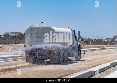 La macchina per innaffiare la strada. Costruzione di strade. Riparazione. Foto Stock
