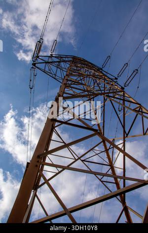 Torre di trasmissione ad alta tensione, nota anche come polo elettrico o pilone, utilizzata per il trasporto di linee elettriche e la distribuzione di elettricità. Struttura industriale Foto Stock