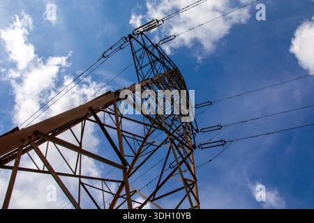 Torre di trasmissione ad alta tensione, nota anche come polo elettrico o pilone, utilizzata per il trasporto di linee elettriche e la distribuzione di elettricità. Struttura industriale Foto Stock