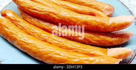 Le salsicce semi-affumicate sono popolari prodotti a base di carne , ideali per grigliare o piatti tradizionali. Foto Stock