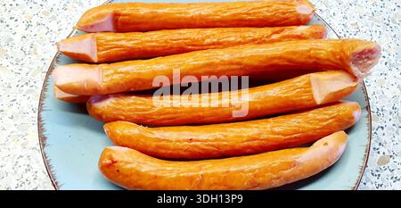 Le salsicce semi-affumicate sono popolari prodotti a base di carne , ideali per grigliare o piatti tradizionali. Foto Stock