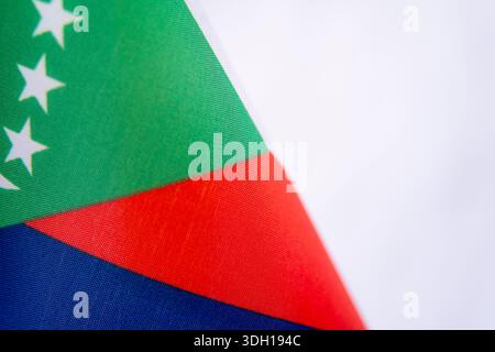 Primo piano dettaglio texture tessuto con bandiera delle Comore Foto Stock