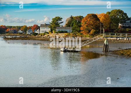 La vista della costa durante l'autunno a Camp Ellis, Saco, Maine USA. Molo con barche Foto Stock