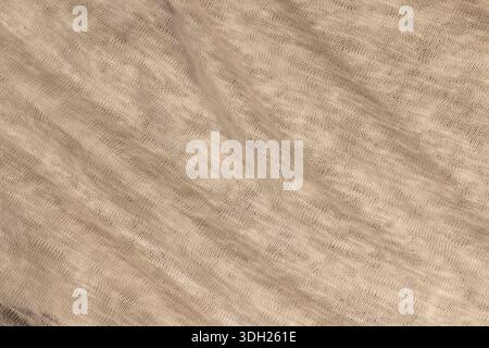 Tessuto naturale con fili strettamente intrecciati per creare capi di abbigliamento, ampio tessuto di colore chiaro per cucire felpe, T-shirt e altri indumenti Foto Stock