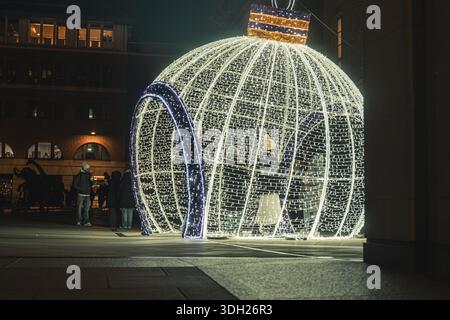 Grande ballo di Natale illuminato in piazza pubblica con passanti di notte, Londra, Inghilterra, Gran Bretagna Foto Stock