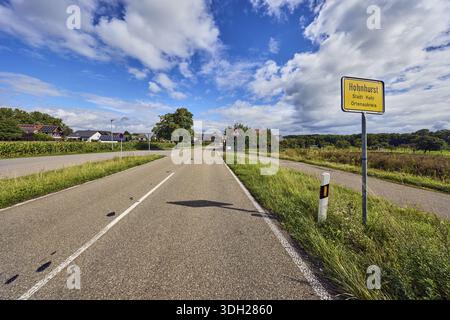 Cartello di ingresso, sviluppo generale, edificio, strada, posto guida, alberi, erba, foresta, cielo azzurro, nuvole di cumulus, District Road K5329, Hanauerlands Foto Stock