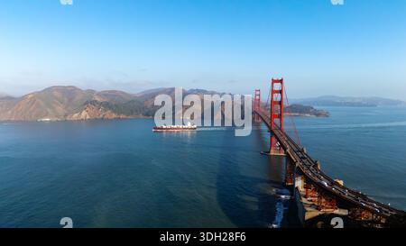 Vista aerea dell'iconico Golden Gate Bridge con una nave che passa sotto, come si vede dall'alto, San Francisco, USA. Foto Stock