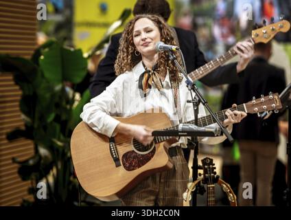 La band Luna Soul (Lisa Michele Lietz) Flower Crowns e disco Balls - battiti di batteria ballabili incontrano il suono sferico ukulele e influenze chitarristiche di divertimento Foto Stock