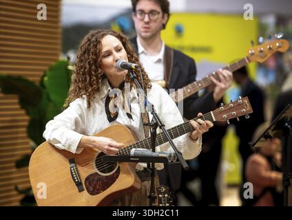 La band Luna Soul (Lisa Michele Lietz) Flower Crowns e disco Balls - battiti di batteria ballabili incontrano il suono sferico ukulele e influenze chitarristiche di divertimento Foto Stock