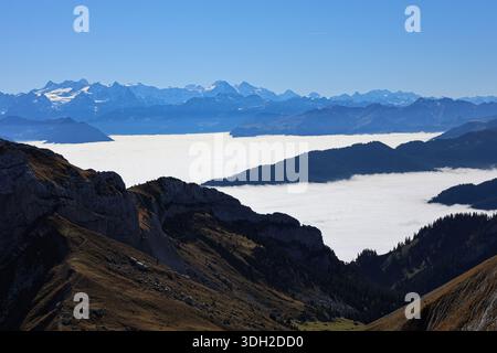 Vista spettacolare dal Monte Pilatus, inversione delle nuvole e splendida catena montuosa alpina. Foto Stock