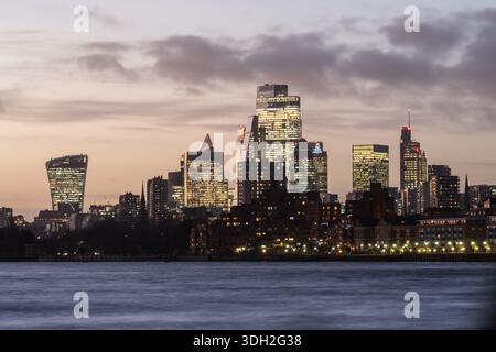 Gli edifici per uffici del grattacielo sono illuminati al crepuscolo nel quartiere finanziario della City of London. Foto Stock
