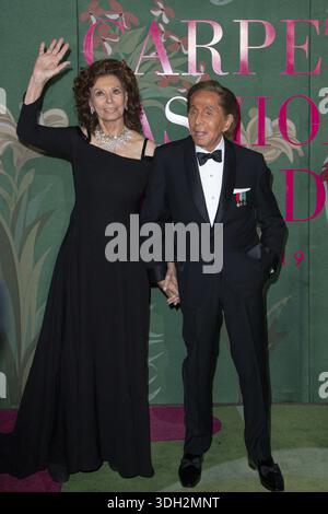 Milano, Italia. 19 gennaio 2026. Foto file - Sophia Loren e Valentino Garavani partecipano ai Green Carpet Fashion Awards durante la settimana della moda Primavera/Estate 2020 di Milano il 22 settembre 2019. - La leggenda della moda italiana Valentino Garavani è morto a 93 anni. Foto di Marco Piovanotto/ABACAPRESS.COM credito: Abaca Press/Alamy Live News Foto Stock