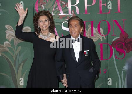 Milano, Italia. 19 gennaio 2026. Foto file - Sophia Loren e Valentino Garavani partecipano ai Green Carpet Fashion Awards durante la settimana della moda Primavera/Estate 2020 di Milano il 22 settembre 2019. - La leggenda della moda italiana Valentino Garavani è morto a 93 anni. Foto di Marco Piovanotto/ABACAPRESS.COM credito: Abaca Press/Alamy Live News Foto Stock
