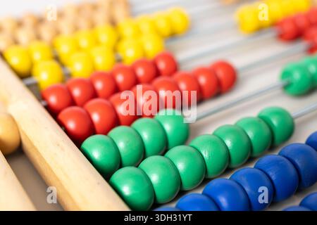 Primo piano di un colorato abaco di legno Foto Stock