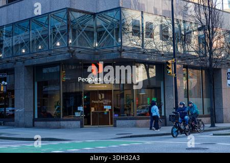 Vancouver, Canada - 17 gennaio 2026: Filiale People Bank con moderna architettura in vetro e acciaio nel centro di Vancouver Foto Stock