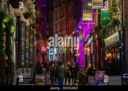 Liverpool, Regno Unito, 10 gennaio 2026: Mathew Street nel centro della città, un'area pedonale famosa per il Cavern Club Music Venue. Foto Stock