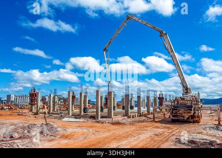 L'autocarro versa cemento su una soletta in acciaio rinforzato. Foto Stock