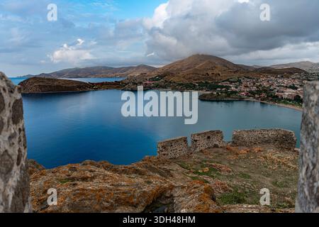 Myrina, Grecia - 22 ottobre 2025: Vista panoramica della costa e della città di Myrina vista dalle mura fortificate del castello in cima alla collina. Foto Stock