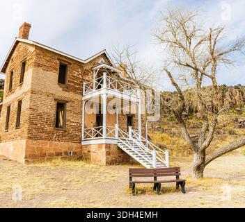 Resti degli Officers Quarters messi contro le montagne Davis erose a Fort Davis National Historic Site, Texas, USA Foto Stock