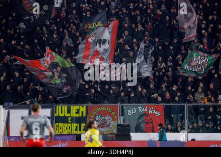 Cremona, Italia. 19 gennaio 2026. I tifosi della Cremonese USA sventolano una bandiera prima del calcio d'inizio durante la partita di calcio di serie A, US Cremonese vs Hellas Verona FC allo stadio Giovanni Zini.punteggio finale US Cremonese 0:0 Hellas Verona FC Credit: SOPA Images Limited/Alamy Live News Foto Stock