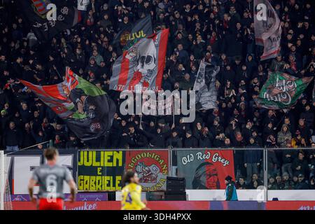 Cremona, Italia. 19 gennaio 2026. I tifosi della Cremonese USA sventolano una bandiera prima del calcio d'inizio durante la partita di calcio di serie A, US Cremonese vs Hellas Verona FC allo stadio Giovanni Zini.punteggio finale US Cremonese 0:0 Hellas Verona FC (foto di Emanuele Pennacchio/SOPA Images/Sipa USA) Credit: SIPA USA/Alamy Live News Foto Stock