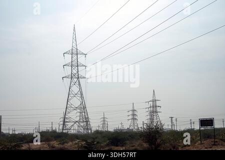 Karachi, Pakistan - 14 dicembre 2025: Torre di trasmissione elettrica ad alta tensione, nota anche come pilone elettrico su superstrada Foto Stock