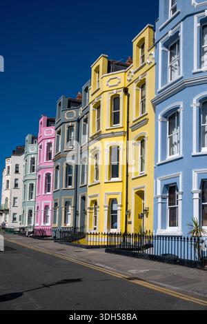 Case a schiera colorate a Tenby, Pembrokeshire, Galles occidentale Foto Stock