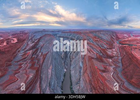 Una splendida vista aerea del fiume San Juan che si intaglia attraverso il vivido e colorato paesaggio dei canyon dello Utah, mostrando formazioni rocciose a strati durate Foto Stock