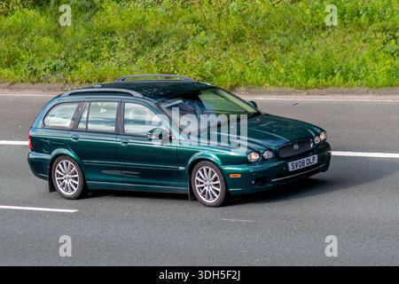 2008 British Racing Green British Jaguar X-Type S Estate, auto executive compatta, modello pre-facelift del 2004-2007 Foto Stock